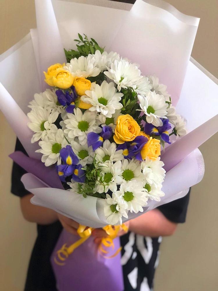Букет цветов из: Ирисы, Хризантемы и Розы в Севастополе