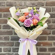 Букет цветов из:  Лизиантусы и Розы в Севастополе