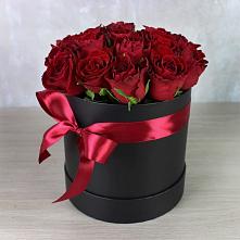 Цветочная композиция из Розы в шляпной коробке в Севастополе